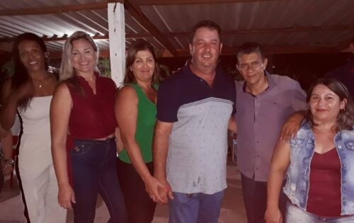 ***Amigos comemorando a vit&oacute;ria de &Acirc;ngelo Gari com muita alegria.