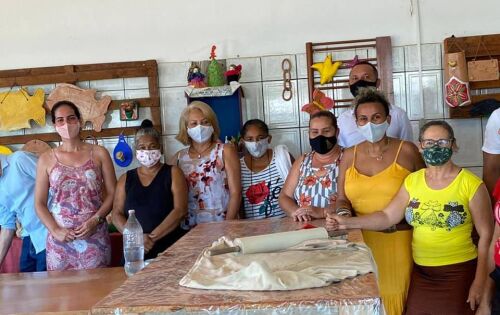 ***Na tarde do dia 24 de janeiro, as vereadoras Adriana Nabhan e Marly Nogueira visitaram o local onde est&aacute; instalada a Associa&ccedil;&atilde;o de Mulheres Mil Arts que usa o barro (argila) como mat&eacute;ria prima para confec&ccedil;&atilde;o de seus artesanatos! Com a inten&ccedil;&atilde;o de conhecer de perto para incentivar e ajudar o projeto, as vereadoras ficaram maravilhadas com tanto capricho e Carinho. Segundo as vereadoras, precisamos dar apoio as mulheres artes&atilde;s de Coxim, dando a elas entusiasmo a continuar contribuindo com a renda familiar e o empoderamento do g&ecirc;nero! Estruturas e instala&ccedil;&otilde;es foram fiscalizadas, e ser&aacute; requisitado ao Executivo Municipal melhorias &agrave;quelas instala&ccedil;&otilde;es!