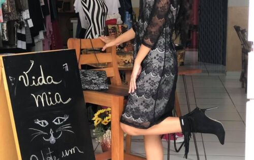 ***Vida Mia brech&oacute; &eacute; um espa&ccedil;o que foi criado com intuito de ajudar o projeto Adote um Bichim Coxim . No come&ccedil;o era apenas uma sala com roupas usadas que se localizava dentro de uma resid&ecirc;ncia . Mas gra&ccedil;as &agrave; ajuda de muitas pessoas e empresas apoiadoras o espa&ccedil;o ganhou uma estrutura comercial onde n&atilde;o &eacute; cobrado aluguel, e toda infraestrutura foi montada por apoiadores da causa animal . O espa&ccedil;o recebe doa&ccedil;&otilde;es de objetos de decora&ccedil;&atilde;o, acess&oacute;rios, cal&ccedil;ados, roupas e utens&iacute;lios, onde parte da venda &eacute; revertida em castra&ccedil;&otilde;es e tratamentos veterin&aacute;rios pra animais que o projeto auxilia. Fa&ccedil;a uma visita! Avenida Virg&iacute;nia Ferreira, 480 Coxim, MS. (67) 99926-3872.