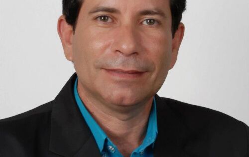 *** O radialista Valdeir Sim&atilde;o continua fazendo o maior sucesso com o Programa S&aacute;bado Da Verdade transmitido pela FM Pantaneira. O programa vai ao ar todos os s&aacute;bados das 9h30 &agrave;s 11h30 com transmiss&atilde;o ao vivo pelo Facebook e sorteios de muitos pr&ecirc;mios. Valdeir conta com a parceria do jornalista Paulo Ricardo. Sucesso!!