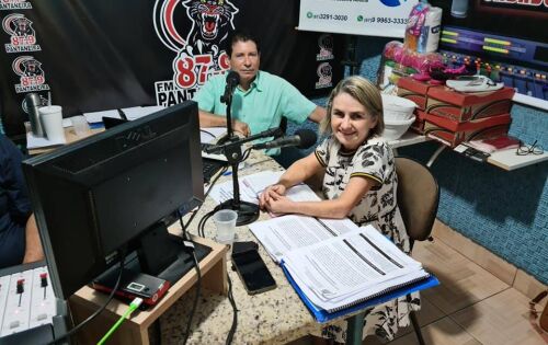 ***Apresentado pelo comunicador Valdeir Sim&atilde;o, com trabalhos t&eacute;cnicos do jornalista Paulo Ricardo, o programa S&aacute;bado da Verdade, na r&aacute;dio FM Pantaneira 87,9 &eacute; apresentado no hor&aacute;rio das 9h30 &agrave;s 11h30, com transmiss&atilde;o ao vivo pelo Facebook na p&aacute;gina do programa e no perfil pessoal do apresentador.