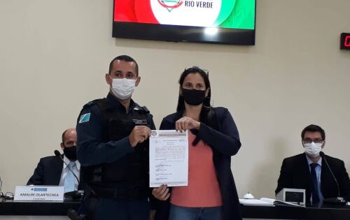 ***A Vereadora Laine Dimeira entregou na sess&atilde;o de ontem uma mo&ccedil;&atilde;o ao Tenente da Pol&iacute;cia Militar de Rio Verde, Kleber de Souza.