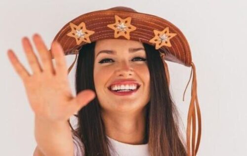 ***A paraibana Juliette Freire atingiu a impressionante marca de 10 milh&otilde;es de seguidores em sua conta do Instagram e se tornou a participante, ainda confinada, mais seguida da hist&oacute;ria do Big Brother Brasil na segunda-feira (22). Integrante do grupo &lsquo;pipoca&rsquo;, ela bateu o recorde de Rafa Kalimann e Manu Gavassi, ambas do BBB20. Juliette &eacute; formada em direito e trabalha como maquiadora. A participante tinha pouco mais de 3 mil seguidores quando foi para o reality. A partir de ent&atilde;o, sua equipe de marketing, composta por 18 pessoas, passou a cuidar das redes sociais da sister. Todos acompanham o que acontece na casa 24h por dia e fizeram uma bela homenagem no Instagram da paraibana.