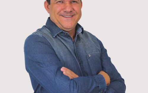 *** A partir de segunda-feira o radialista Samuel Oliveira lan&ccedil;a um novo desafio na Vale 102 FM e com certeza, ser&aacute; um sucesso. Vale News, esse ser&aacute; o nome do novo programa, que vai ao ar de segunda a sexta-feira sempre das 07:00 &agrave;s 08:30h e ter&aacute; muitas not&iacute;cias, entretenimento e bom humor. Siga @samueloliveiraband e fique por dentro de tudo. Boa sorte!
