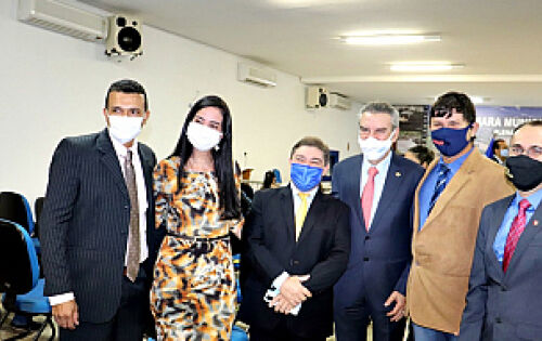 *** Presidente da Assembleia Paulo Correa ladeado pelos vereadores, Carlos Henrique, Adriana Nabhan, Fl&aacute;vio Duarte, Abilio Vanelli e o prefeito Edilson Magro, durante sess&atilde;o solene realizada na sexta-feira em comemora&ccedil;&atilde;o aos 123 anos de Coxim.