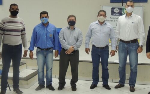 *** Na &uacute;ltima quinta-feira (6), foi realizada no audit&oacute;rio da ACIAC, uma exposi&ccedil;&atilde;o dos artesanatos de 10 microempreendedores, com transmiss&atilde;o em uma live na p&aacute;gina do Facebook da ACIAC, onde pode ser mostrado uma pequena amostra dos trabalhos feitos em Coxim. Na foto o prefeito de Coxim Edilson Magro, o presidente da Aciac, Rogerio Carlos dos Santos, o gerente do Brasil, Breno Reis, gerente do Sicredi, Jos&eacute; Ricardo Ruan e o Secret&aacute;rio de Desenvolvimento Econ&ocirc;mico e Sustent&aacute;vel, S&eacute;rgio Alexandre da Silva
