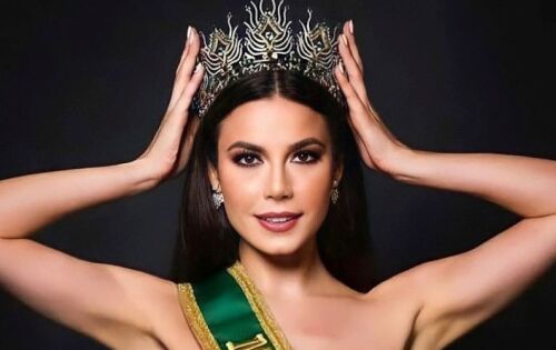 *** O t&iacute;tulo de mulher mais bonita do universo escapou mais uma vez das m&atilde;os de uma brasileira. A ga&uacute;cha, nascida em Porto Alegre, Julia Gama ficou em 2&ordm; lugar na 69&ordf; edi&ccedil;&atilde;o do Miss Universo, realizado na noite de domingo (16) na Fl&oacute;rida. A vencedora do concurso foi a mexicana Andrea Meza, que recebeu a coroa e o cetro da sul-africana Zozbini Tunki, eleita na edi&ccedil;&atilde;o disputada em 2019. No ano passado n&atilde;o houve o concurso por causa da pandemia do novo coronav&iacute;rus.