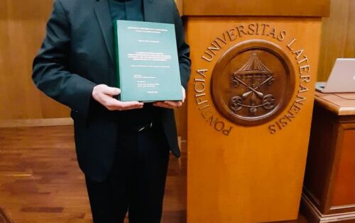 *** Ontem pela manh&atilde; o padre Micael Carlos Dresch Andrejzwski, emocionou mais uma vez os amigos que deixou em Coxim, demonstrando carinho e gratid&atilde;o durante a transmiss&atilde;o pelas redes sociais de sua defesa a tese de doutorado. Por causa da pandemia a transmiss&atilde;o foi transmitida pelo youtube. Padre Micael se mudou para Roma, na It&aacute;lia em 2017. O tempo passa, mas Micael mant&eacute;m vivo o carinho pelos coxinenses. 