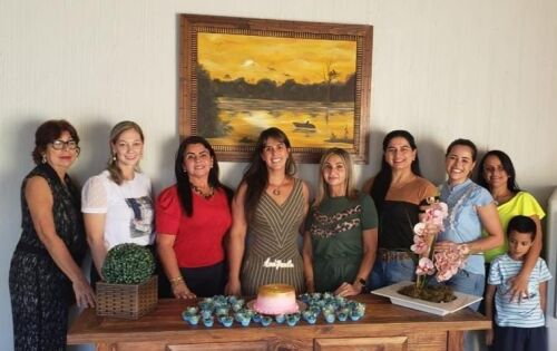 *** Na quarta-feira (19) Ana Paula Moreno, celebrou mais um ano de vida. E por conta da pandemia um grupo bem restrito se reuniram para cantar parab&eacute;ns e matar a saudade do bate-papo. Durante o encontro foi respeitado os protocolos de biosseguran&ccedil;as, liberando apenas na hora dos flash. Na foto, Lucia Gai, Larissa, Rosiney, Ana Paula, Vera Franco, Silvana e Suely. 