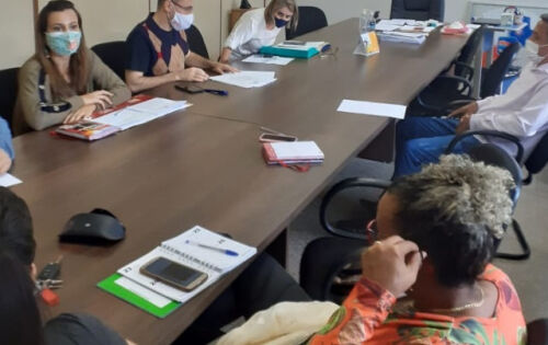 *** Na segunda-feira(24), o Sindicato Municipal dos Trabalhadores em Educa&ccedil;&atilde;o (Simted)) participou de uma reuni&atilde;o na prefeitura de Coxim, onde foi discutido o projeto de lei de n&uacute;mero 003/2021, que disp&otilde;e sobre reajuste salarial dos professores e servidores administrativo, al&eacute;m de implantar o piso dos agentes de endemias e de sa&uacute;de. O Simted reivindicou o reajuste retroativo a 2020, com juros e corre&ccedil;&atilde;o. O pedido ser&aacute; encaminhado ao prefeito, mesmo tendo recebido durante reuni&atilde;o a informa&ccedil;&atilde;o da recomenda&ccedil;&atilde;o de reajuste zero do TCEMS (Tribunal de Contas do Estado de Mato Grosso do Sul) e do MPMS (Minist&eacute;rio P&uacute;blico de Mato Grosso do Sul) para o governador Reinaldo Azambuja (PSDB) e todos os prefeitos do Estado. Como o prefeito Edilson Magro (DEM), cumpria agenda na capital, O prefeito foi representado pela secret&aacute;ria de Gest&atilde;o, Veronildes Batista dos Santos, o gerente de Tributos, Rodrigo Lima e a secret&aacute;ria de Educa&ccedil;&atilde;o, M&aacute;rcia Gonzalez, al&eacute;m de alguns vereadores. Agora resta aguardar a decis&atilde;o do Prefeito, j&aacute; que &eacute; proibido dar aumento at&eacute; dezembro de 2021.