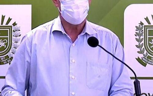 *** O secret&aacute;rio estadual de Sa&uacute;de, Geraldo Resende, afirmou ontem, que Mato Grosso do Sul enfrenta o pior momento da pandemia de Covid-19. E que s&oacute; a popula&ccedil;&atilde;o pode conter esse avan&ccedil;o do v&iacute;rus, com distanciamento e os cuidados que todos sabem que deve ter. 