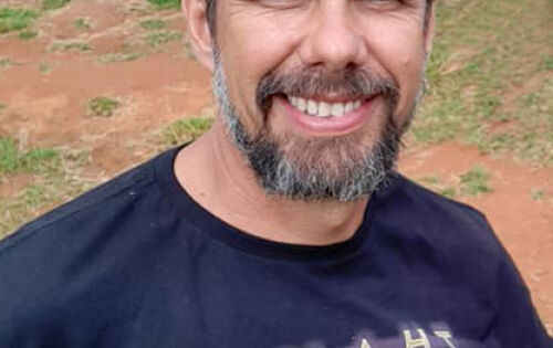 *** Gostaria de parabenizar o empres&aacute;rio coxinense, Ronildo Lima (Limac), pelo respeito e preocupa&ccedil;&atilde;o com o pr&oacute;ximo, quando ontem compartilhou em v&aacute;rios grupos de whatsApp, que sua empresa manter&aacute; fechada at&eacute; segunda feira (14), pois uma funcionaria testou positivo para covid-19. Ele foi t&atilde;o descente, que al&eacute;m de comunicar que ficar&aacute; em isolamento, ainda disponibilizou o nome e telefone de empresas locais que trabalham com a emiss&atilde;o do Certificado Digital. Enquanto pessoas respons&aacute;veis como Ronildo, que se preocupa em contribuir para evitar mais contaminados, infelizmente existem empres&aacute;rios que preferem manter as portas da empresa aberta, colocando a vida de mais pessoas em risco. Ronildo, nosso respeito a sua atitude admir&aacute;vel! 