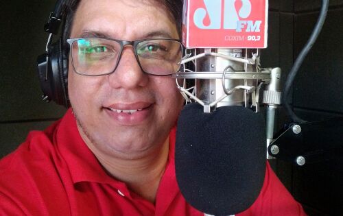 *** Augusto Marques, ningu&eacute;m mais que voc&ecirc; merece estar vivendo esse momento especial. Com certeza de muito trabalho, mas tamb&eacute;m de reconhecimento pelo seu profissionalismo e dedica&ccedil;&atilde;o. Voc&ecirc; &eacute; um exemplo de como persistir. Por esse motivo e pelo seu anivers&aacute;rio que ser&aacute; celebrado neste s&aacute;bado(19), esta colunista lhe deseja toda a felicidade do mundo. Parab&eacute;ns!!