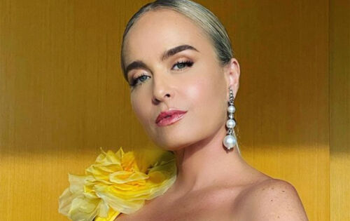 *** Na noite de domingo (20), Angelica arrasou ao surgir no palco do &ldquo;Super Dan&ccedil;a dos Famosos&rdquo; ostentando um look maravilhoso. Elegant&iacute;ssima, a apresentadora apareceu deslumbrante num vestido amarelo da grife Dolce & Gabbana. A pe&ccedil;a de viscose e com fenda lateral, vendida por R$ 26 mil, &eacute; uma das queridinhas entre as famosas. Para completar o look, a loira usou joias da grife Ara Vartanian. Os cabelos presos num coque chiqu&eacute;rrimo, completaram o estilo.