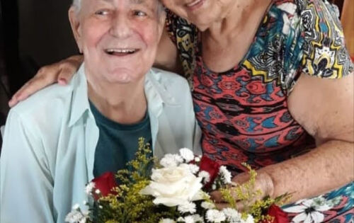 ***Dona Am&eacute;lia e o Sr. Geraldo Mochi, autor da m&uacute;sica Bom mesmo &eacute; Coxim, comemoram Bodas de Diamante, juntamente com as 5 filhas, Ros&aacute;lia, Rosilene, Ros&acirc;ngela e as g&ecirc;meas Rosemary/Rosemara. As filhas do casal, agradecem a acolhida coxinense da &ldquo;Terra do Taquari&rdquo; e ao &ldquo;DIVINO&rdquo;. O casal coincidentemente, contra&iacute;ram matrim&ocirc;nio na &ldquo; Igreja do Divino Esp&iacute;rito Santo&rdquo; em It&aacute;polis-SP, em 1961, logo mudaram-se para o Paran&aacute; em Campina da Lagoa e vieram para Coxim em 1980 (dos 60 anos de casados, 40 anos na Terra do P&eacute; de Cedro), com toda a fam&iacute;lia Mochi, numa participa&ccedil;&atilde;o s&oacute;ciopoliticocultural e um legado de amor a este ch&atilde;o:&rdquo;Bom mesmo &eacute; Coxim!&rdquo;
