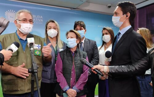 *** A ministra Tereza Cristina acompanhou o Ministro da Sa&uacute;de, Marcelo Queiroga na sexta-feira durante visita em Campo Grande, em reconhecimento ao trabalho extraordin&aacute;rio na imuniza&ccedil;&atilde;o da vacina contra Covid-19 em Mato Grosso do Sul, que passou ser refer&ecirc;ncia nacional. O ministro Queiroga veio para saber como est&aacute; sendo feito esse trabalho t&atilde;o importante pela equipe da sa&uacute;de. &Eacute; muito orgulho pra todos n&oacute;s!! 