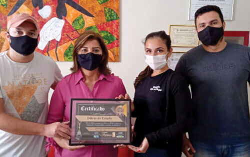 *** Esta colunista, ladeada pelos amigos queridos e colaboradores, Rudinei Gomes, Esteline e Bruno Valente, durante a entrega do Certificado Destaque Fama 2020, do Jornal Di&aacute;rio do Estado mas, cumprindo os protocolos sanit&aacute;rios.