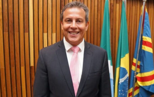 *** Mato Grosso do Sul est&aacute; de parab&eacute;ns, ganhou mais um ministro. O presidente Bolsonaro nomeou o desembargador Amaury Rodrigues Pinto Junior, presidente do TRT-MS, como ministro do Tribunal Superior do Trabalho. A nomea&ccedil;&atilde;o foi assinada na segunda-feira (19) e publicada ontem. Amaury foi escolhido para o cargo pelo Senado Federal no &uacute;ltimo dia 7. Na ocasi&atilde;o, 53 dos 55 senadores que participavam da sess&atilde;o votaram sim para aprov&aacute;-lo. Quando Bolsonaro esteve em MS, afirmou que a indica&ccedil;&atilde;o do ent&atilde;o desembargador teve crivo da ministra Tereza Cristina. O presidente confia tanto na ministra, que o nomeou sem conhece-lo. A import&acirc;ncia do nosso car&aacute;ter e postura, faz toda a diferen&ccedil;a!! 