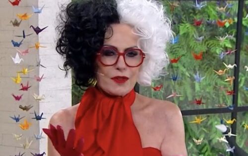 ***Ana Maria Braga se caracterizou de Cruella para comandar o &ldquo;Mais Voc&ecirc;&rdquo; na ter&ccedil;a-feira (21). A apresentadora surgiu no palco com luvas e vestido vermelhos e a peruca preta e branca, semelhantes &agrave;s utilizadas pela atriz Emma Stone em filme da Disney. &ldquo;Esse meu look de hoje &eacute; arrasador e dedicado a ela, Cruella, uma das personagens mais ic&ocirc;nicas da Disney e que ganhou um filme s&oacute; pra ela, estrelado por ningu&eacute;m menos do que a vencedora do Oscar, Emma Stone.&rdquo; &ldquo;O filme est&aacute; fazendo um super sucesso nos cinemas e conta a hist&oacute;ria de como Cruella se tornou essa figura t&atilde;o &uacute;nica que conquistou o mundo da moda com sua rebeldia e originalidade&rdquo;, explicou Ana, logo no in&iacute;cio do programa. Mesmo ap&oacute;s falar sobre o longa, Ana Maria seguiu usando o traje da personagem ao comandar as outras pautas do programa, trocando apenas a m&aacute;scara da personagem pelos &oacute;culos.