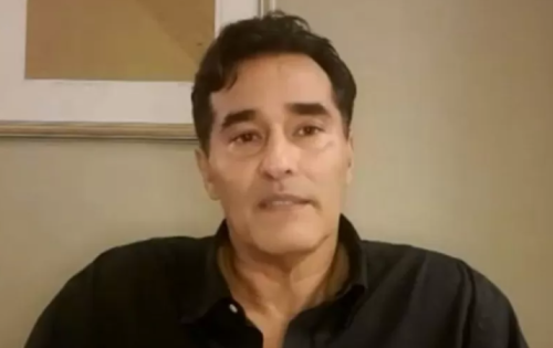 ***Luciano Szafir ainda lida com as complica&ccedil;&otilde;es da covid-19, mesmo ap&oacute;s receber alta. Em entrevista ao &ldquo;Fant&aacute;stico&rdquo;, da TV Globo, exibida dominfgo (25), ele contou que vai precisar de cirurgias para reconstruir o intestino.&ldquo;Tenho a&iacute; uma luta a&iacute; pela frente de alguns meses. Depois eu tenho que fazer muita cirurgia para reconstruir o intestino, mas tudo bem. &Eacute; um dia de cada vez&rdquo;, disse. &ldquo;Abro o olho hoje, e a primeira coisa que eu fa&ccedil;o &eacute; agradecer &agrave; vida&rdquo;, contou o ator que ficou mais de um m&ecirc;s internado. Emocionado, Luciano Szafir revela que chegou a achar que n&atilde;o sobreviveria: &ldquo;N&atilde;o d&aacute; para descrever o qu&atilde;o pr&oacute;ximo eu achei que iria embora&rdquo;.
