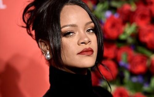 ***A revista Forbes anunciou, na quarta-feira (4), que Rihanna &eacute; oficialmente uma bilion&aacute;ria. A cantora, de 33 anos, tem uma fortuna estimada em 1,7 bilh&otilde;es de d&oacute;lares, cerca de 8,8 bilh&otilde;es de reais na cota&ccedil;&atilde;o atual. A riqueza da cantora n&atilde;o vem de sua carreira musical. A publica&ccedil;&atilde;o afirmou que cerca de 7,2 bilh&otilde;es de reais prov&ecirc;m de sua empresa, Fenty Beauty. O restante do valor vem de sua marca de lingerie Savage x Fenty e de suas m&uacute;sicas. Na lista de mulheres mais ricas do entretenimento, Rihanna fica atr&aacute;s de Oprah Winfrey. A cantora n&atilde;o lan&ccedil;a um &aacute;lbum de in&eacute;ditas h&aacute; 5 anos.