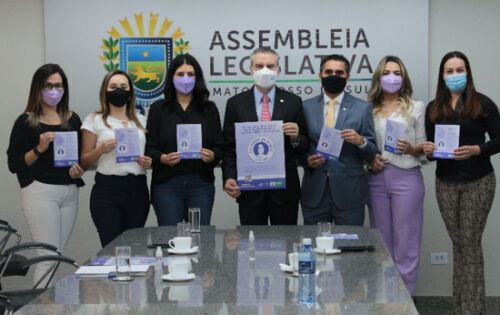 *** O presidente da Assembleia Legislativa, deputado Paulo Corr&ecirc;a, recebeu ontem a subsecret&aacute;ria de Estado de Pol&iacute;ticas P&uacute;blicas para Mulheres, Luciana Azambuja, para divulgar a Campanha &ldquo;Agosto Lil&aacute;s&rdquo;, m&ecirc;s de enfrentamento &agrave; viol&ecirc;ncia dom&eacute;stica e familiar contra a mulher. A Campanha tem com objetivo de divulgar a Lei Maria da penha e sensibilizar e conscientizar a sociedade sobre o necess&aacute;rio fim da viol&ecirc;ncia e informar os servi&ccedil;os especializados da rede de atendimento &agrave; mulher. No ano de 2019, em Mato Grosso do Sul, 30 mulheres foram v&iacute;timas de feminic&iacute;dio. 98 sobreviveram para contar suas hist&oacute;rias. Um material informativo foi entregue a todos os gabinetes na ALEMS, conscientizando sobre as diversas formas de viol&ecirc;ncia.