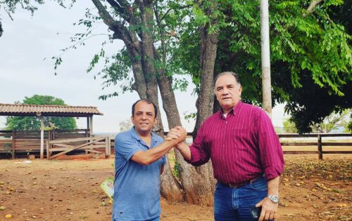 *** Robinho, presidente do DEM de Rio Verde, est&aacute; muito feliz com a nomea&ccedil;&atilde;o do amigo, Ant&ocirc;nio de Castro Vieira, (Badu - Banduleiro), no cargo de diretor da Agraer (Ag&ecirc;ncia de Desenvolvimento Agr&aacute;rio e Extens&atilde;o Rural). Amigo &eacute; isso!!