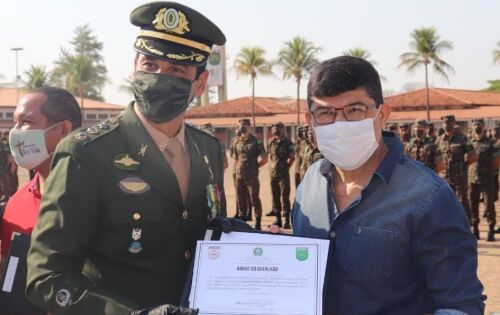 ***O radialista Samuel Oliveira recebeu ontem (25) uma justa homenagem do 47&ordm; Batalh&atilde;o de Infantaria. O certificado &ldquo;Amigo do Batalh&atilde;o&rdquo; foi entregue pelo Tenente-Coronel Wanderlino Moreno J&uacute;nio, comandante do &ldquo;Batalh&atilde;o Sertanista Domingos Gomes Beliago&rdquo; (47&ordm; BI). A homenagem tem como finalidade agraciar pessoas da sociedade dos munic&iacute;pios de abrang&ecirc;ncia do Batalh&atilde;o em reconhecimento aos relevantes servi&ccedil;os prestados a organiza&ccedil;&atilde;o militar.