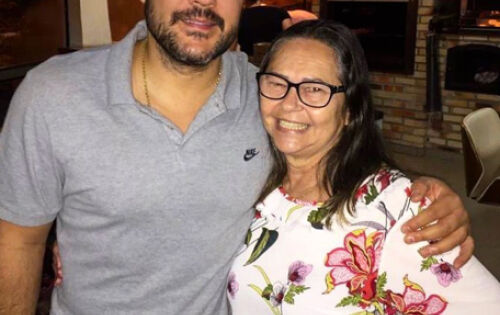 *** Leusbeth Carvalho(Beth), celebra hoje (27), mais um ano de vida. Na foto ao lado do filh&atilde;o, o cantor sertanejo Jo&atilde;o Bosco. Nossos parab&eacute;ns!!