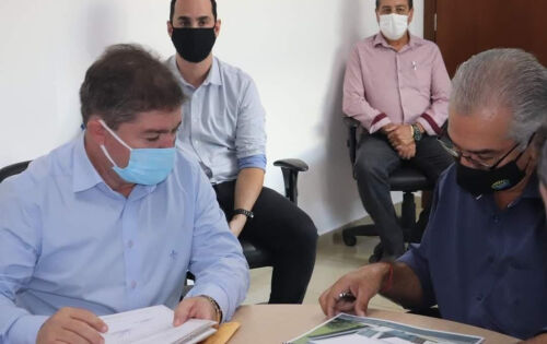 *** Alguns dias atr&aacute;s o prefeito Edilson Magro (DEM), esteve em audi&ecirc;ncia com o governador Reinaldo Azambuja, discutindo projetos para o desenvolvimento do munic&iacute;pio de Coxim. E na segunda-feira no final da tarde, Edilson foi surpreendido ao receber uma liga&ccedil;&atilde;o do Governador Reinaldo Azambuja onde se prop&ocirc;s a ajudar achar investidores e se comprometeu tamb&eacute;m a dar incentivo necess&aacute;rio, uma vez que a planta do JBS j&aacute; est&aacute; liberada para loca&ccedil;&atilde;o e assim, assegurar os mais de 200 empregos do frigor&iacute;fico. &Eacute; uma not&iacute;cia maravilhosa!!