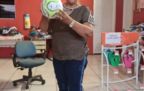 *** Quem a conhece sabe. Assim &eacute; a ex-vereadora Lucia da AAVC, trabalhando sempre para fazer algu&eacute;m feliz. Com esse jeito carinhoso e preocupada com seu pr&oacute;ximo, ela trabalha o ano inteiro para atender quem precisa atrav&eacute;s da AAVC, que conta com o apoio de parceiros e da popula&ccedil;&atilde;o coxinense que &eacute; imensamente generosa. E para continuar ajudando quem precisa, neste s&aacute;bado(18), ser&aacute; realizado a Live Solid&aacute;ria AAVC com a participa&ccedil;&atilde;o do cantor Gabriel , Lurdinha e a dupla Hugo Henrique e Raphael, com apresenta&ccedil;&atilde;o de Gleycielli Nonato. Todas doa&ccedil;&otilde;es ser&atilde;o destinadas a AAVC. Vamos participar e contribuir com esse trabalho lindo!!