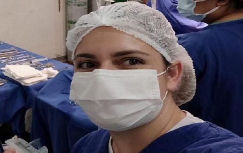 *** A enfermeira Jaqueline Foppa, de 31 anos, que atua na Comiss&atilde;o Intra-Hospitalar de Doa&ccedil;&atilde;o de &Oacute;rg&atilde;os e Tecidos para Transplante, do Hospital da Vida de Dourados foi homenageada. O Sistema Nacional de Transplante analisou e concedeu o pr&ecirc;mio de &lsquo;Destaque de Pessoa F&iacute;sica&rsquo;. O pr&ecirc;mio foi entregue ontem(27). &Eacute; um orgulho ter uma enfermeira de MS reconhecida nacionalmente pelo lindo trabalho na &aacute;rea de transplante de &oacute;rg&atilde;os. 