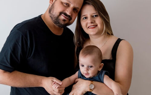*** Quem celebrou ontem (4), mais um ano de vida ao lado da fam&iacute;lia, foi Theodossi Kalache Neto (Neto), assessor jur&iacute;dico da prefeitura de Campo Grande. Na foto ao lado da esposa, Nath&aacute;lia e do filhinho Jorginho Kalache. Nosso parab&eacute;ns recheado de carinho especial ao Neto e sua fam&iacute;lia!!