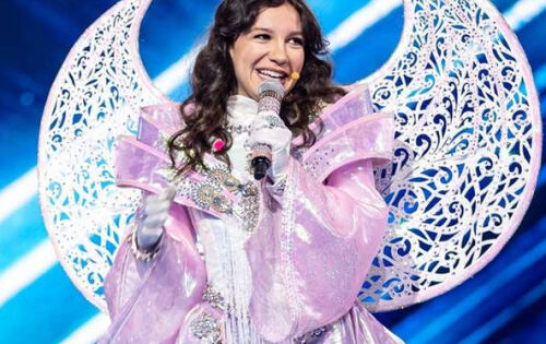 *** A cantora paulista de 25 anos, Priscilla Alcantara foi a vencedora da primeira edi&ccedil;&atilde;o do programa &ldquo;The Masked Singer&rdquo; e revelou sua identidade na final do reality na ter&ccedil;a-feira ap&oacute;s passar semanas como &ldquo;unic&oacute;rnio&rdquo;. Ela disputou a final contra tr&ecirc;s outros famosos: a atriz J&eacute;ssica Ellen, que foi a gata espelhada, a tamb&eacute;m atriz Cris Vianna, fantasiada de arara, e o ator Nicolas Prattes, que foi o monstrinho adorado.