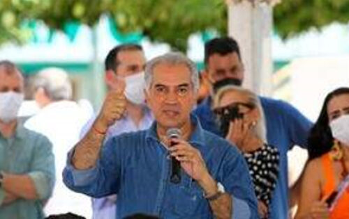 *** O Governador Reinaldo Azambuja garantiu ontem a retomada de exames e cirurgias eletivas por meio da Caravana da Sa&uacute;de no m&ecirc;s de novembro. Conforme adiantou Azambuja, a previs&atilde;o &eacute; realizar 70 mil cirurgias e 50 mil exames em todas as regi&otilde;es do estado. Entre os procedimentos est&atilde;o cirurgias de cirurgias eletivas de h&eacute;rnia, catarata, ginecol&oacute;gicas, retirada de &uacute;tero, ortop&eacute;dicas entre outras. Tamb&eacute;m ser&atilde;o realizados exames de tomografia, resson&acirc;ncia, ultrassom, raio-x, colonoscopia e endoscopia. Por esse motivo todos que necessitam de atendimento devem atualizar o cadastro do Cart&atilde;o do Sus. 