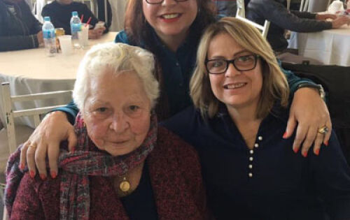 *** Tr&ecirc;s amigas de d&eacute;cadas e que eu tenho muito carinho e admira&ccedil;&atilde;o. Minha amiga e parceira Zora Softov Kalache, C&aacute;tia Softov e minha eterna querida, Terezinha Softov que neste domingo (14), estar&aacute; comemorando mais um ano de vida ao lado da fam&iacute;lia. Dona Terezinha, a vida &eacute; um presente do Pai e cada anivers&aacute;rio &eacute; um novo come&ccedil;o. Desejo que venha de Deus a mais completa renova&ccedil;&atilde;o, com muita sa&uacute;de e paz ao lado de suas filhas que est&atilde;o sempre ao seu lado te cuidando com todo amor. Parab&eacute;ns querida!!