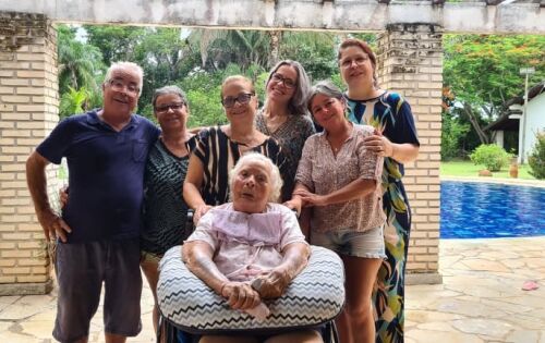 *** Dona Terezinha ladeada pelos filhos , Lula, Olga, Zora, Cida, Adriana e C&aacute;tia Softov