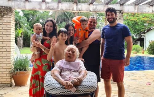 *** Dona Terezinha recebendo o carinho pelos 90 anos dos netos ,Gustavo, Theodossi (Neto), Catarina, e Luzicarla e dos bisnetos, Matheo e Jorginho