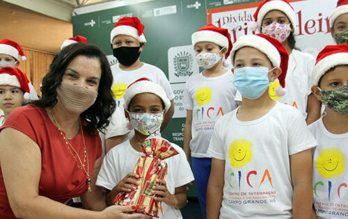 *** Depois de uma pausa em 2020 por causa da pandemia de covid-19, a campanha de Natal dos servidores de MS voltou a ser realizada neste ano para arrecadar brinquedos novos e seminovos para crian&ccedil;as carentes. Batizada de &ldquo;Divida a Brincadeira&rdquo;, a mobiliza&ccedil;&atilde;o foi lan&ccedil;ada ontem (23) pela primeira-dama do Estado, F&aacute;tima Azambuja, que &eacute; madrinha do projeto. As doa&ccedil;&otilde;es podem ser feitas at&eacute; 10 de dezembro nas reparti&ccedil;&otilde;es p&uacute;blicas de todo o Estado.