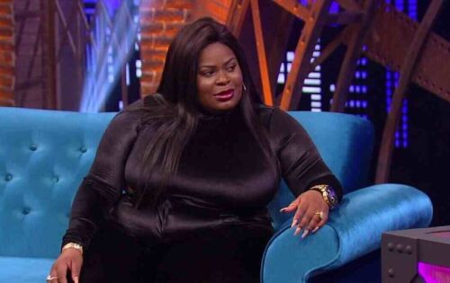 ***Jojo Todynho revelou o que fez com o pr&ecirc;mio milion&aacute;rio que levou para casa ap&oacute;s vencer o reality show A Fazenda 12. Em entrevista ao Lady Night, comandado por Tat&aacute; Werneck, a funkeira afirmou que n&atilde;o ficou rica, &ldquo;pois rica j&aacute; estava&rdquo;. A morena contou que todo o seu dinheiro foi guardado e, hoje em dia, vive de seus rendimentos. &ldquo;N&atilde;o comprei nada, porque rica j&aacute; estava, ent&atilde;o&hellip; S&oacute; fiquei mais. Eu botei pra render. Eu vivo dos meus juros. Eu adoro quando as pessoas falam assim: &lsquo;&Eacute; dona de um hit&rsquo;. Eu falo: &lsquo;&Eacute; um hit que mudou minha vida, mudou a vida da minha fam&iacute;lia, me deixou rica, que eu botei no banco e me rende at&eacute; hoje, eu vivo dos meus juros&rdquo;, afirmou Jojo.