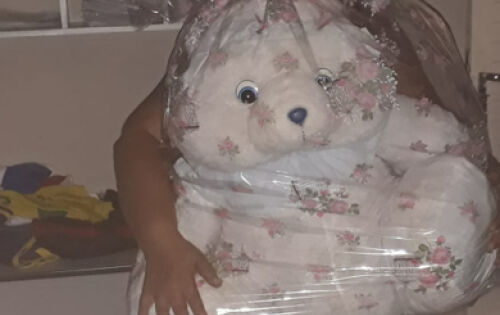 *** &Eacute; emocionante a alegria da L&uacute;cia por cada presente recebido. Parece uma crian&ccedil;a!