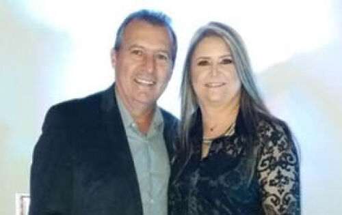 *** Ontem (24) o dia foi todo especial para a empres&aacute;ria C&aacute;tia Cilene Ferreira, quando comemorou mais um niver. Na foto ao lado do marid&atilde;o, Ant&ocirc;nio Ricardo Ferracini. Nossos parab&eacute;ns!!