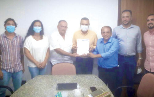 *** O presidente do DEM de Rio Verde, Robson Rodrigues Machado (Robinho) e a Secretaria Luciene Brandao Magalhaes entregaram pessoalmente o projeto solicitando a reforma e amplia&ccedil;&atilde;o do Clube da Melhor Idade para o Secret&aacute;rio de Governo Fl&aacute;vio C&eacute;zar e o chefe de gabinete do secret&aacute;rio Eduardo Riedel, Sr. Luiz.