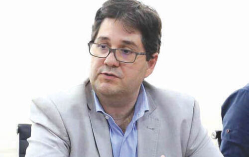 *** O secret&aacute;rio municipal de Sa&uacute;de da capital, Jos&eacute; Mauro Filho, disse em coletiva na ter&ccedil;a-feira, que a Covid-19 deve durar por muitos anos. Ele acredita que vamos precisar conviver com essa doen&ccedil;a v&aacute;rios anos e que a tend&ecirc;ncia dela &eacute; uma diminui&ccedil;&atilde;o da letalidade. Na capital at&eacute; agora mais de 25,8 mil pessoas n&atilde;o tomaram nenhuma dose da vacina. A resist&ecirc;ncia de algumas pessoas acaba dificultando a efici&ecirc;ncia no controle do v&iacute;rus.