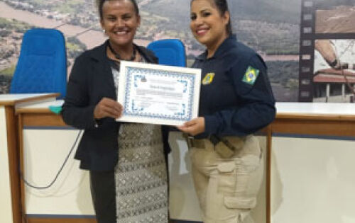 ***Agente penitenciaria Patr&iacute;cia sendo merecidamente homenageada pela vereadora Marly Nogueira, pelos relevantes trabalhos prestado a comunidade coxinense. 