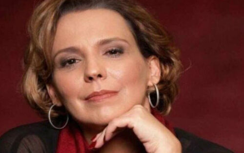 *** Ap&oacute;s a not&iacute;cia de que Ana Beatriz Nogueira, int&eacute;rprete de Elenice em Um Lugar ao Sol, est&aacute; com c&acirc;ncer no pulm&atilde;o, a atriz anunciou que far&aacute; uma cirurgia para tratar a doen&ccedil;a ainda neste m&ecirc;s. Em seu perfil no Instagram, a artista compartilhou um v&iacute;deo ao lado da escritora M&aacute;rcia Rubim onde as duas aparecem dan&ccedil;ando. Na legenda, escreveu: &ldquo;Nesse m&ecirc;s de mar&ccedil;o fa&ccedil;o minha cirurgia, em abril volto para dan&ccedil;ar com os amigos e quem mais chegar&rdquo;.