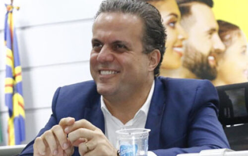 *** A indefini&ccedil;&atilde;o do presidente da Cassems, Ricardo Ayache, que tamb&eacute;m comanda o PSB regional, tem tirado o sossego do prefeito de Campo Grande, Marquinhos Trad, que conta com sua decis&atilde;o como vice no pleito de outubro, para brigar junto ao PSD pela sucess&atilde;o do governo. Ayache, recebeu o convite quase um m&ecirc;s atr&aacute;s, mas at&eacute; agora n&atilde;o mostrou nenhum interesse.