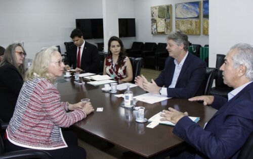 *** Com o objetivo de intensificar o interc&acirc;mbio e as parcerias com o Canad&aacute;, o governador Reinaldo Azambuja recebeu ontem (25) a embaixadora do Canad&aacute; Jennifer May. Segundo a embaixadora, a ideia foi destacar e ampliar essas rela&ccedil;&otilde;es j&aacute; existentes entre o Estado de Mato Grosso do Sul e o Canad&aacute;. Falaram sobre as perspectivas do futuro, tanto da &aacute;rea do meio ambiente e da agricultura. 