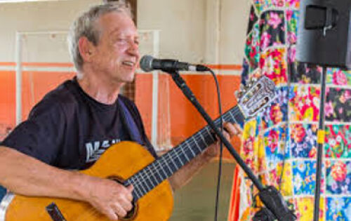 *** Ontem o cantor sul-mato-grossense Geraldo Espindola esteve em Coxim onde se apresentou para centenas de alunos da Escola Municipal Estudante William Tavares de Oliveira atrav&eacute;s do Projeto &ldquo;Nossa Escola Canta MS&rdquo;. Hoje (29) o cantor se apresenta para os estudantes da Escola Municipal Alcino Carneiro, em Alcin&oacute;polis, t&ecirc;m um encontro marcado com a melodia, a voz e a sensibilidade po&eacute;tica de Geraldo Esp&iacute;ndola, uma das maiores express&otilde;es musicais de Mato Grosso do Sul