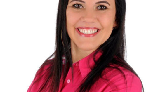*** Carmen Laura Silva Carvalho estar&aacute; recebendo na pr&oacute;xima segunda-feira os parab&eacute;ns por mais um niver. Carmem &eacute; esposa do vereador de Coxim, Carlos Henrique e irm&atilde; do cantor sertanejo, Jo&atilde;o Bosco da dupla com Vinicius. Com certeza a festa promete!